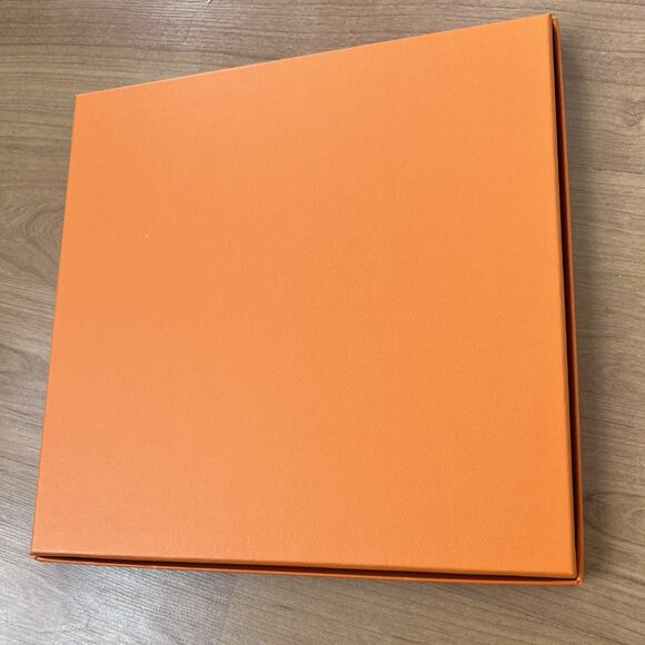 Hermès scarf box with ribbon and wrapping paper. - Picture 5 of 5